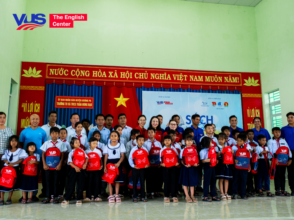 Bringing Books to the Ia Dreh Village