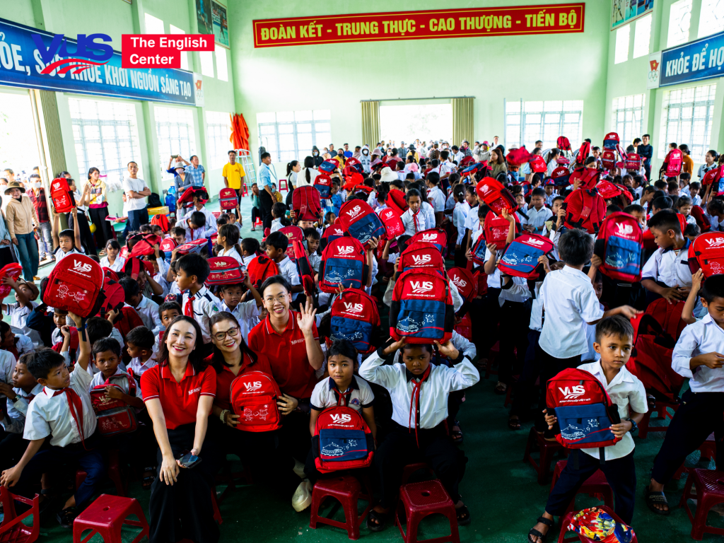 Bringing Books to the Ia Dreh Village