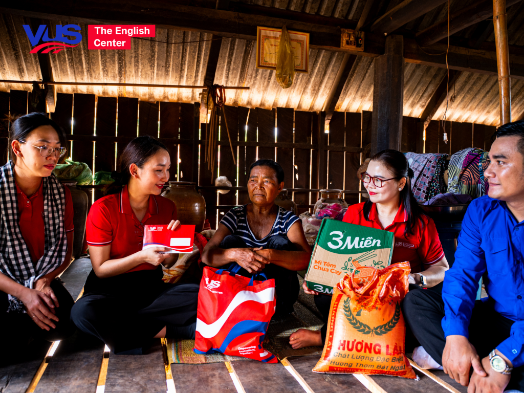 Bringing Books to the Ia Dreh Village