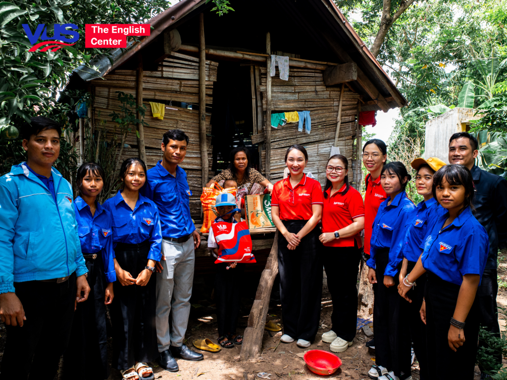 Bringing Books to the Ia Dreh Village
