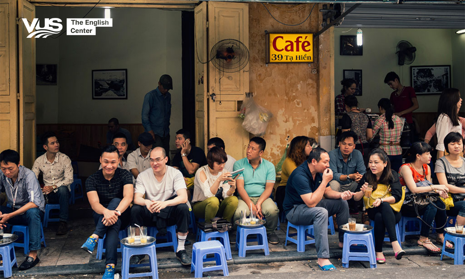 Cà phê sữa đá (iced milk coffee)