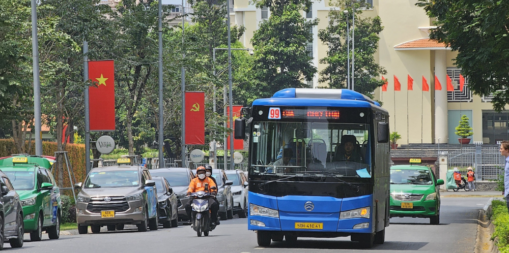 Getting around Tay Ninh by bus